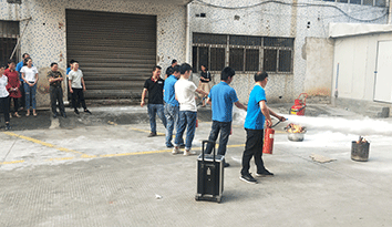 為了增強哈馬校服定做企業員工的消防意識，我司于近日舉行了一場消防演習