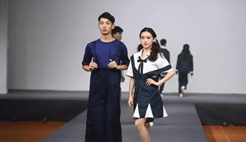湖南益陽舉辦小學校服定制秀,目的是讓學生愛上穿校服