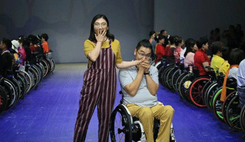 北京服裝學院助力第29次“全國助殘日”，舉辦了一場“非常美”無障礙校服定制服飾展演活動