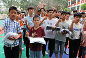 校服訂做企業(yè)公益愛(ài)心活動(dòng)，贊助一百多名學(xué)生穿上新校服