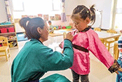 六一將至，錫市牧民親手縫制校服定做，贈(zèng)送給蘇木幼兒園小朋友們