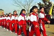 溫州市一小學(xué)家長(zhǎng)們說(shuō)被強(qiáng)制購(gòu)買(mǎi)“校服定制”，兩套校服費(fèi)用385元？