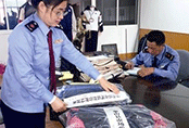  8月初，內(nèi)蒙古包頭市教育部門聯(lián)合市場監(jiān)管局抽檢學生“校服定制”著裝　