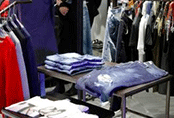 運動休閑風格服裝已成為服裝產(chǎn)業(yè)的熱門單品，引領“校服定制”行業(yè)多風格發(fā)展
