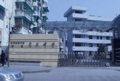 杭州一所學(xué)校家長稱，為了配合學(xué)校新裝修風(fēng)格，學(xué)生要重新購買“校服定制”著裝？